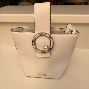 NINE WEST ELEGANT WHITE HANDBAG WITH PEARL ACCENT. NWOT